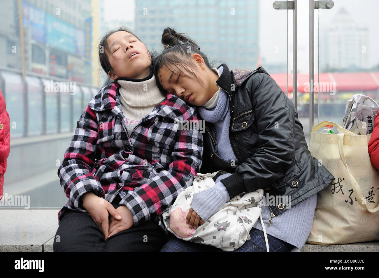 Les travailleurs migrants en attente de quitter la gare de Nanchang, Jiangxi, Chine. 05-Feb-2009 Banque D'Images
