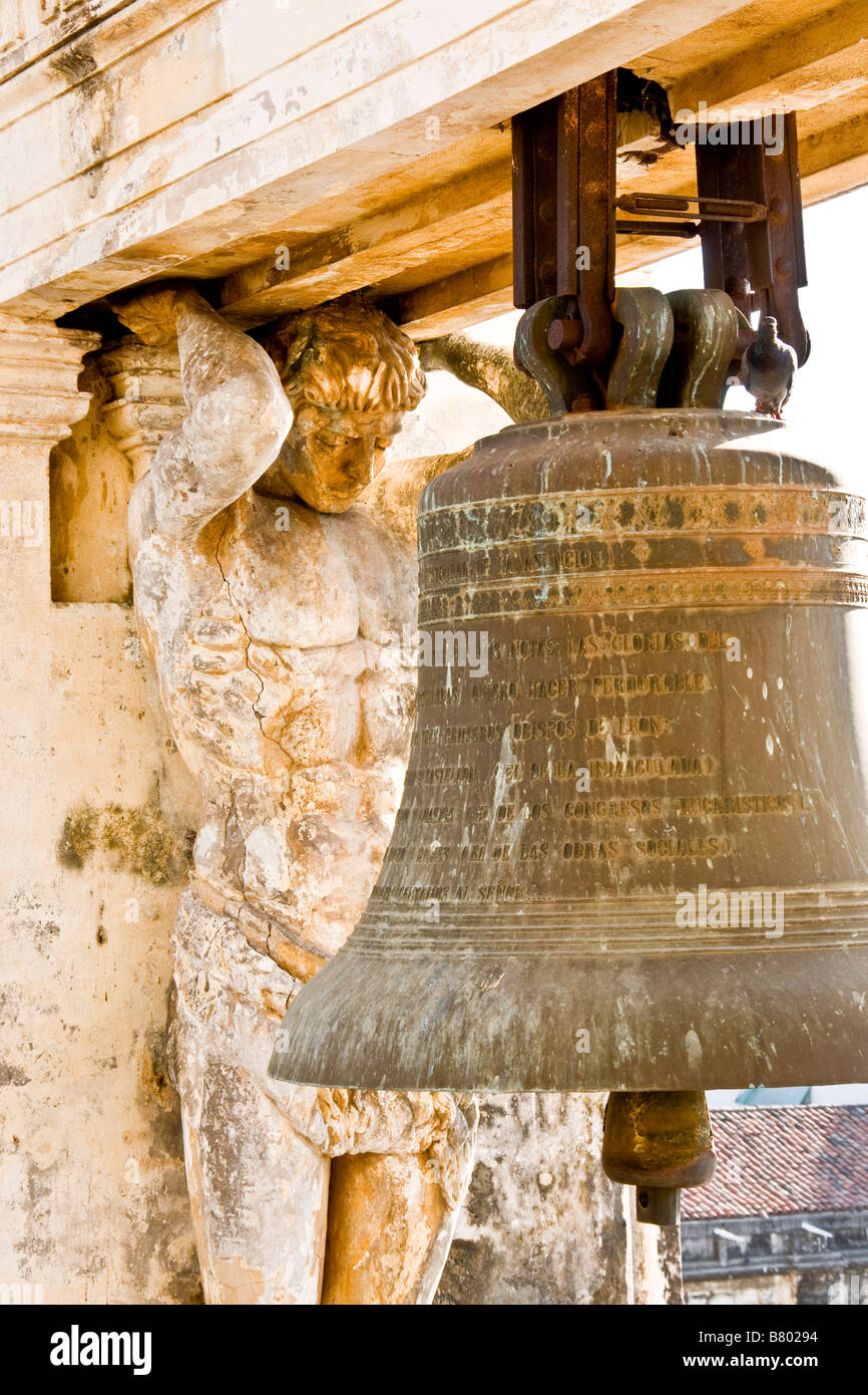 Leon Cathedral, Bell et la statuaire sur toit Banque D'Images