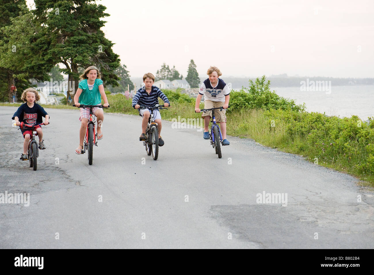 Les enfants équitation leurs vélos ensemble. Banque D'Images