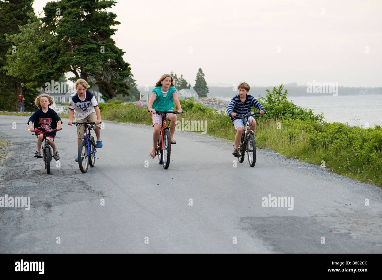 Les enfants équitation leurs vélos ensemble. Banque D'Images