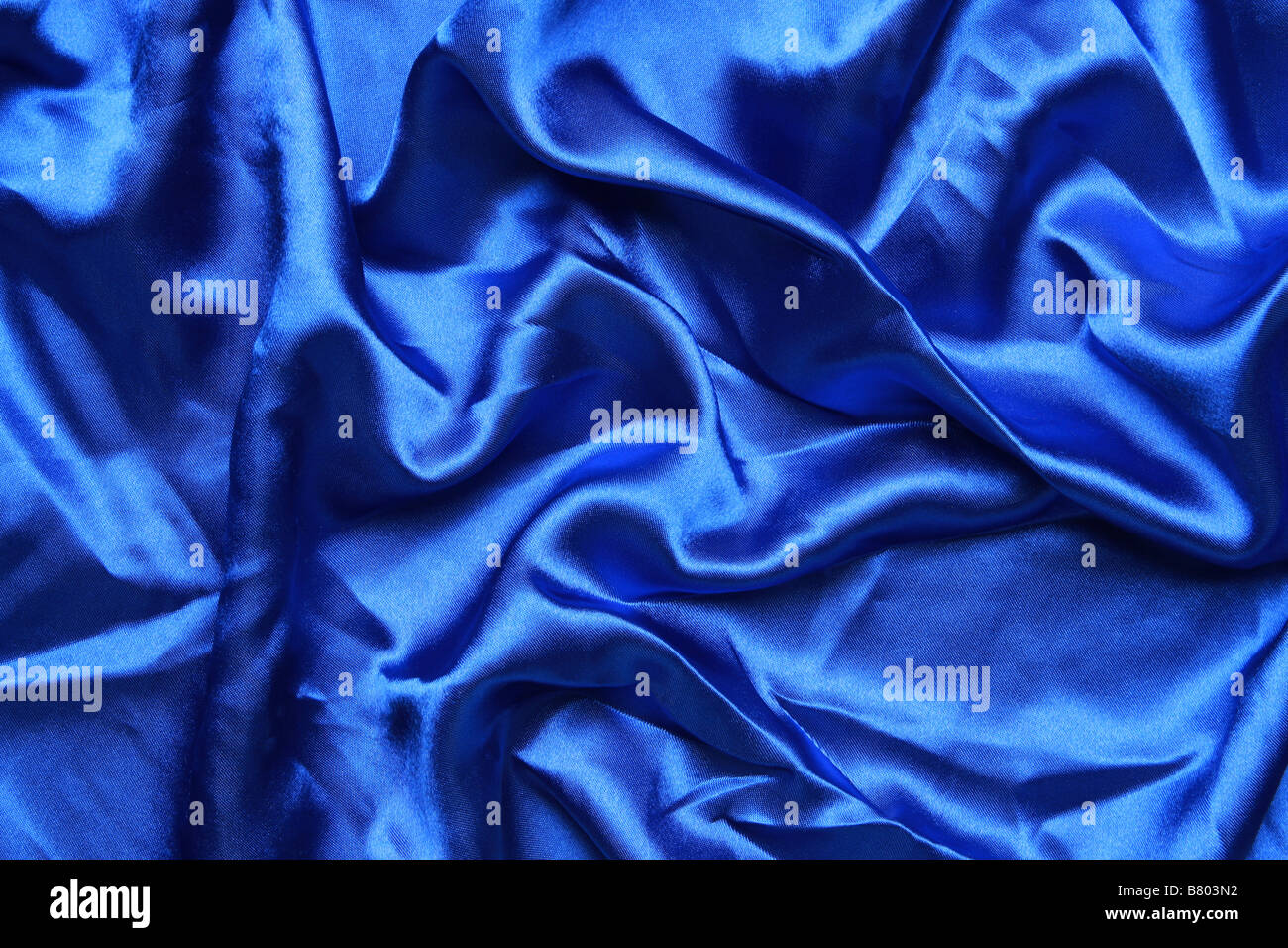 En satin de couleur bleu en plongée des plis et replis de la création de toutes sortes de formes et ombres Banque D'Images