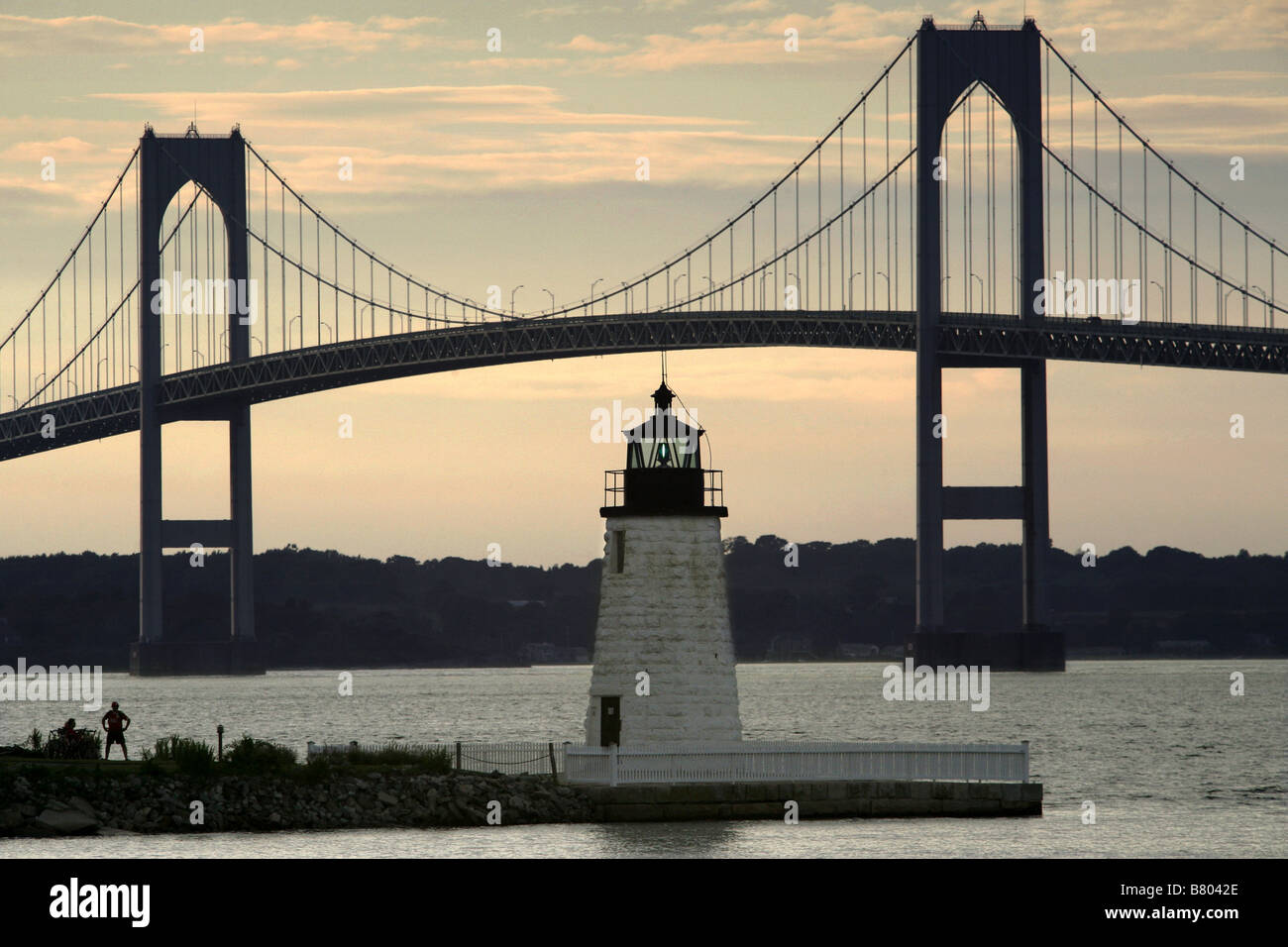 Newport Harbor Light & Claiborne Pell pont de Newport, Newport, Rhode Island, USA Banque D'Images