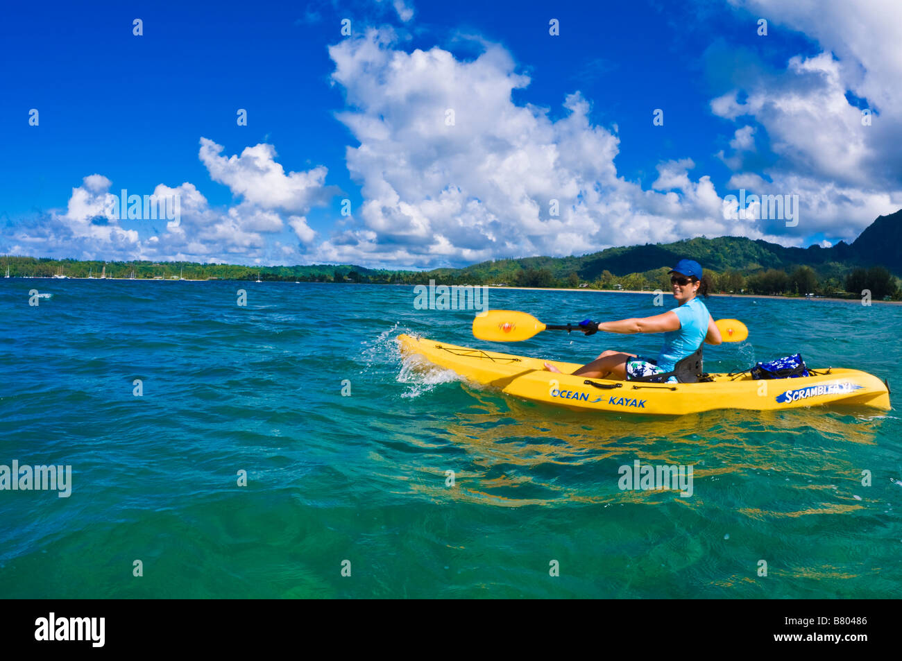 Femme kayak sur la baie de Hanalei île de Kauai Hawaii Photo Stock Alamy