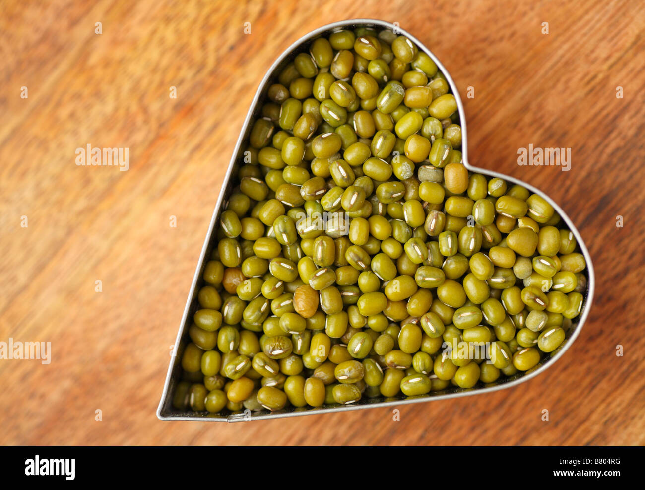 Les haricots mungo maintenu dans une forme de coeur. Banque D'Images