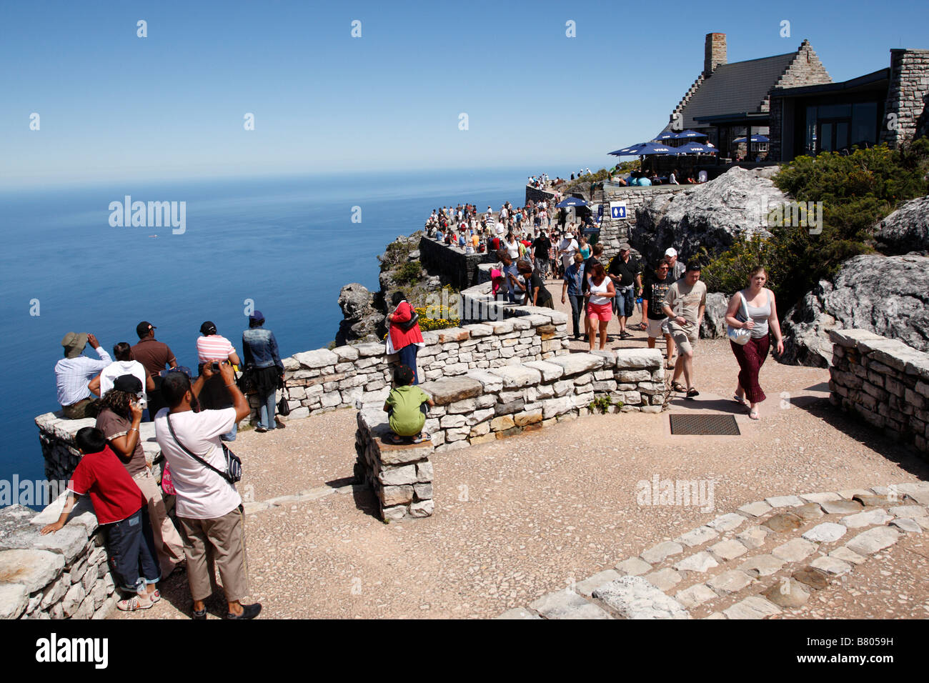 Les touristes d'admirer les vues sur les douze apôtres terrasse du haut de table mountain, Cape town afrique du sud Banque D'Images