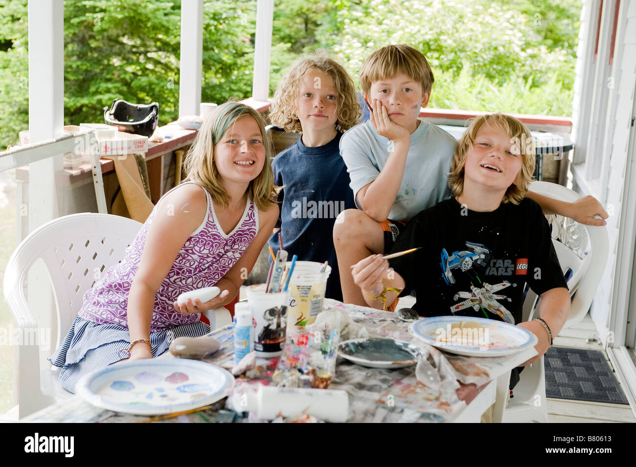 Un portrait de quatre amis d'enfance à proximité. Banque D'Images