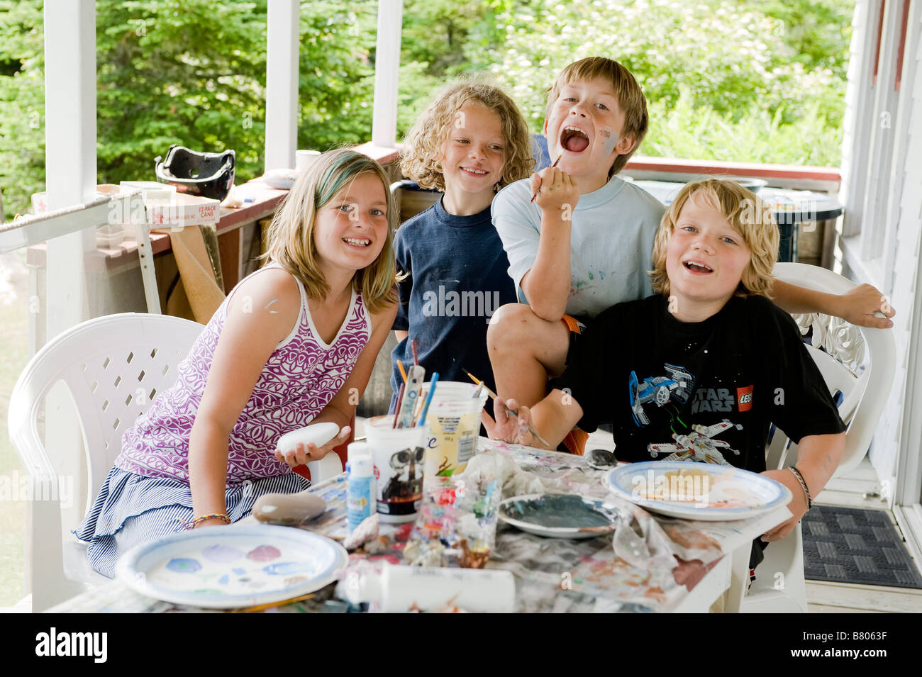 Un portrait de quatre amis d'enfance à proximité. Banque D'Images