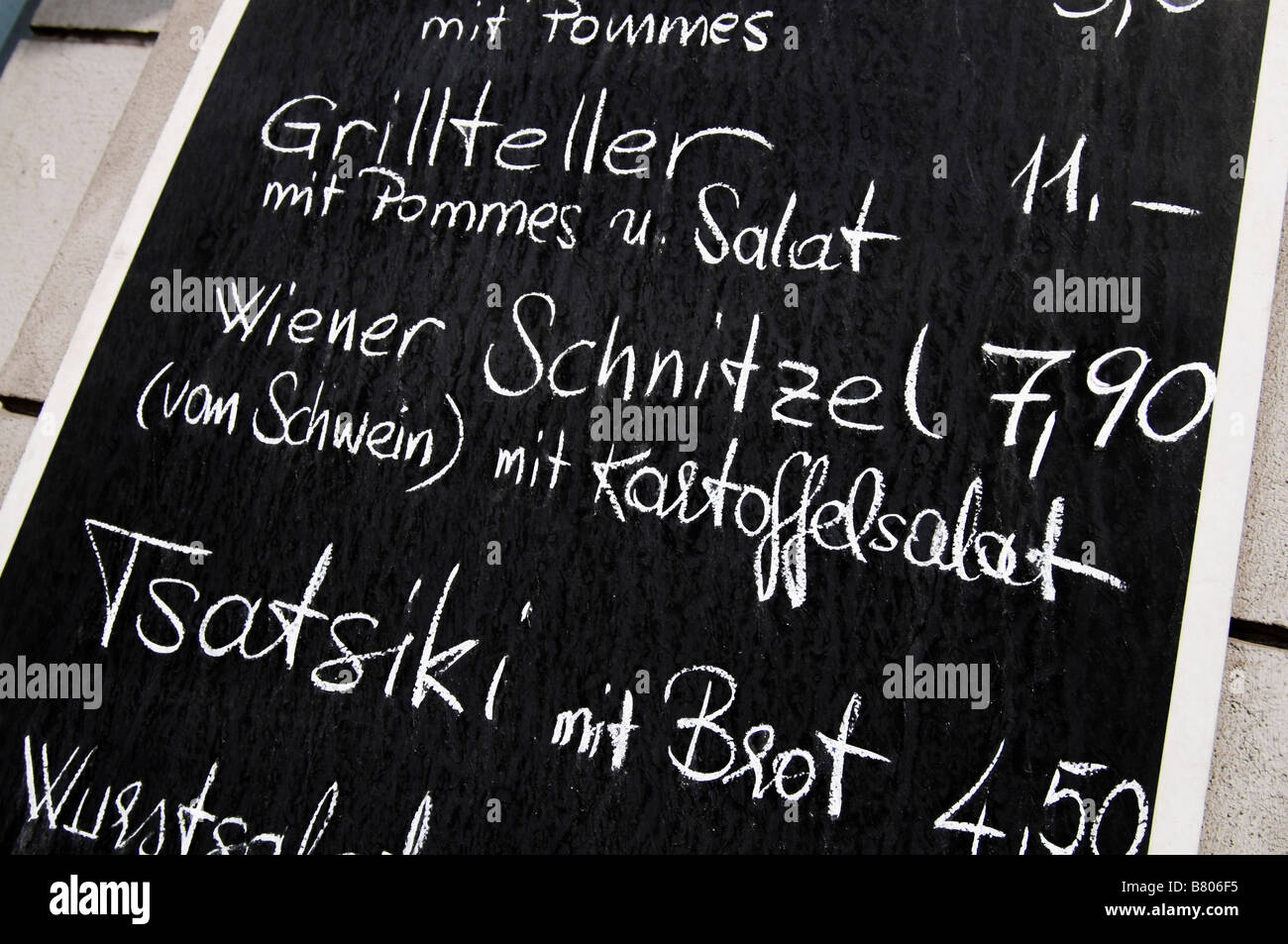 Vienne, Autriche. Restaurant menu sur tableau noir. Comprend des grillades mixtes (Grilleteller) et Wienerschnitzel Banque D'Images