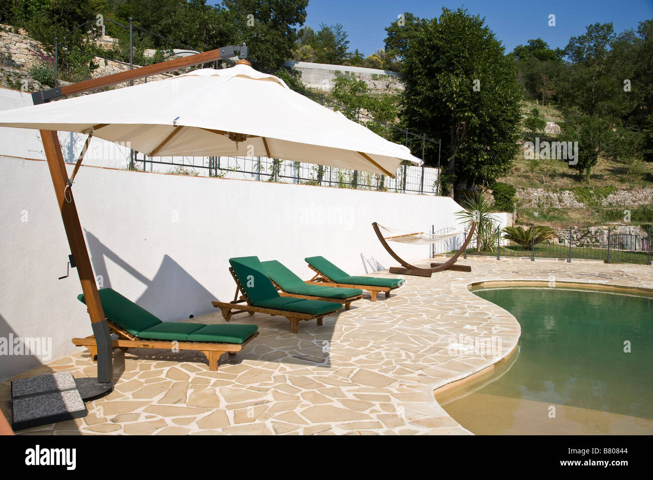 Près d'une piscine en forme de haricot en vacances Banque D'Images