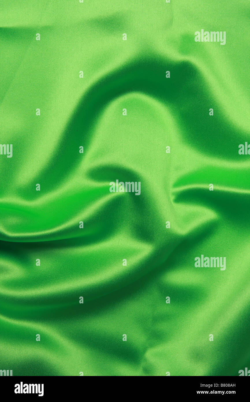 Satin de couleur verte en plongée des plis et replis de la création de toutes sortes de formes et ombres Banque D'Images