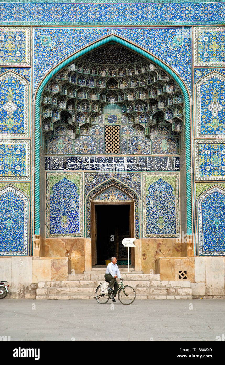 Vélo homme par la porte de la mosquée d'Ispahan ispahan iran Banque D'Images