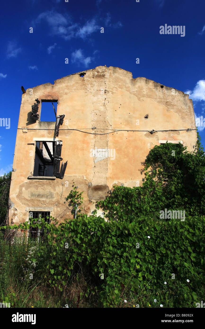 L'arrière d'une vieille ferme incendiée abondoned en Italie les plantes poussent sur elle Banque D'Images