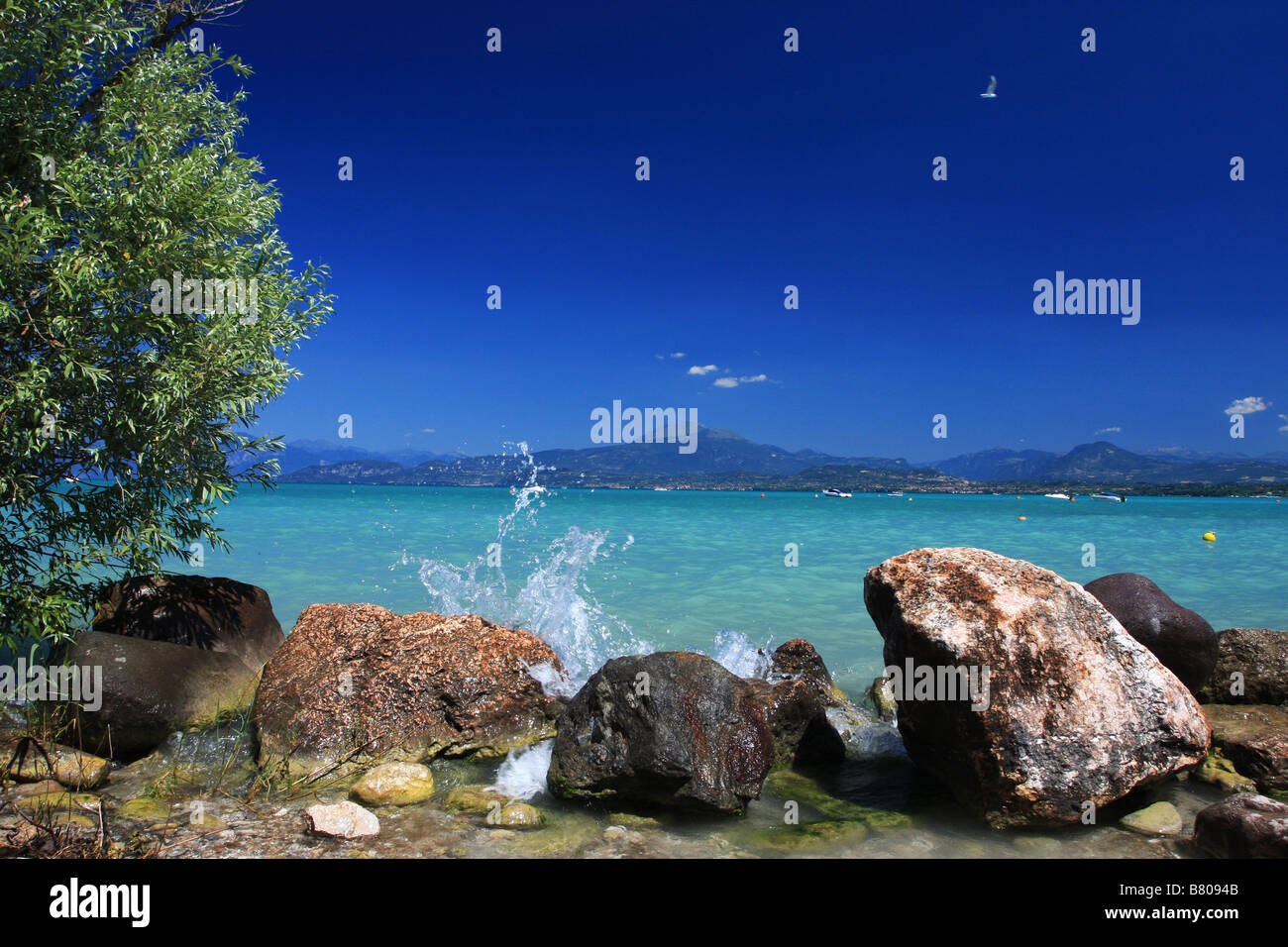 La journée parfaite à la plage ciel bleu profond le temps chaud et l'eau fraîche claire étaient immédiatement nettoyées Banque D'Images