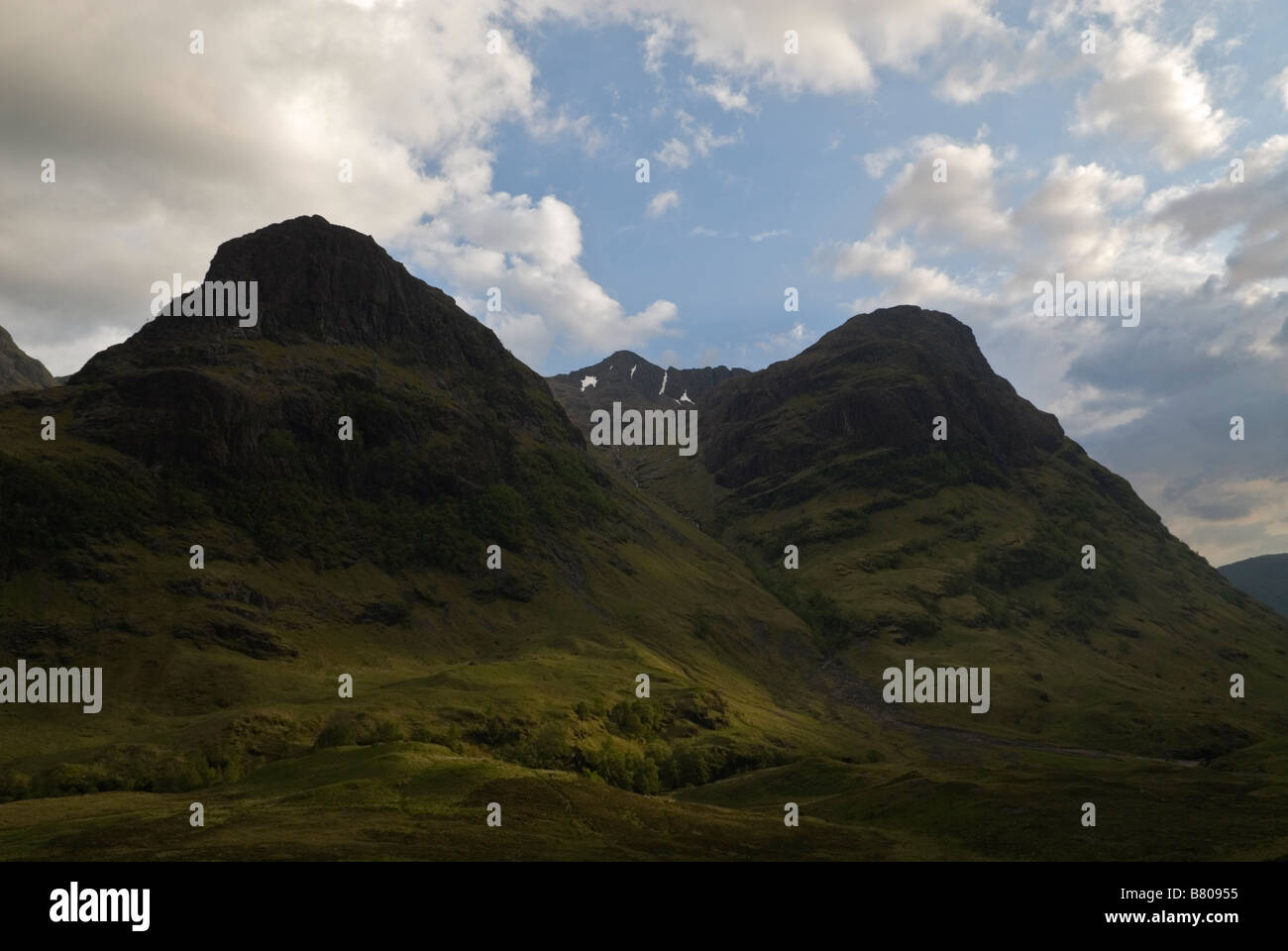 Aonach Dubh et Gearr Aonach deux des trois soeurs avec le pic de Stob Coire Nan Lochan au-delà de Glen Coe en Écosse Lochaber Banque D'Images