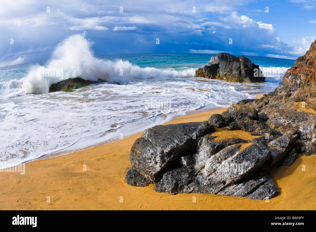 Le fracas des vagues et des rochers à Hanakapi Plage ia Côte de Na Pali île de Kauai Hawaii Banque D'Images