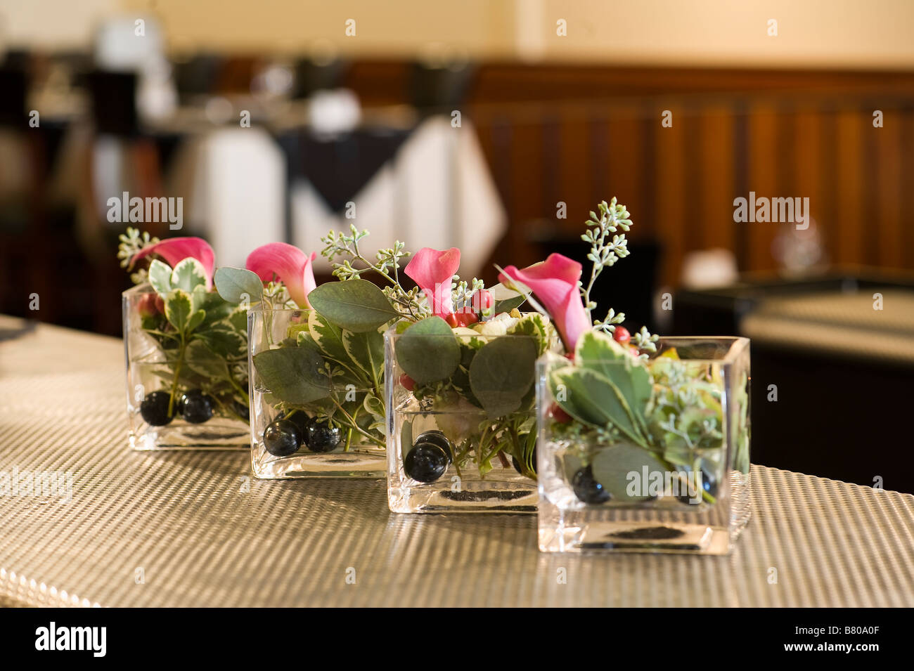 Les petits vases de verre tenant un beau bouquet de fleurs. Banque D'Images
