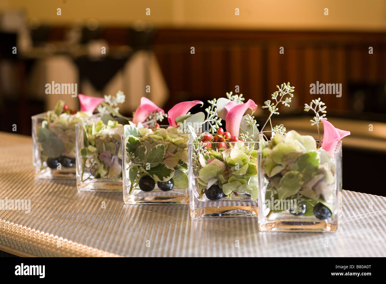 Les petits vases de verre tenant un beau bouquet de fleurs. Banque D'Images