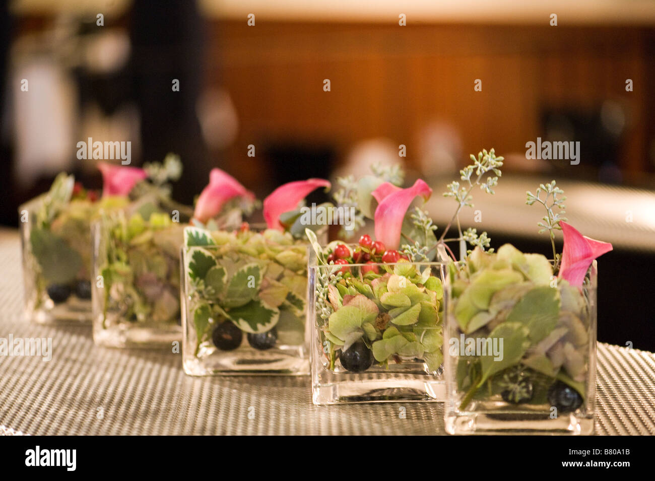 Les petits vases de verre tenant un beau bouquet de fleurs. Banque D'Images