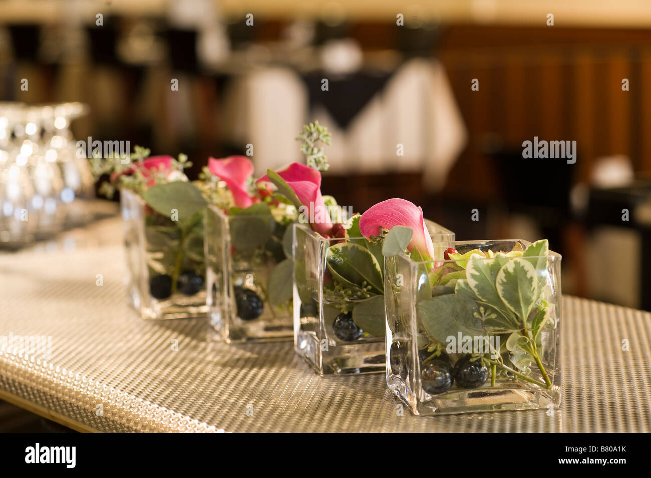 Les petits vases de verre tenant un beau bouquet de fleurs. Banque D'Images