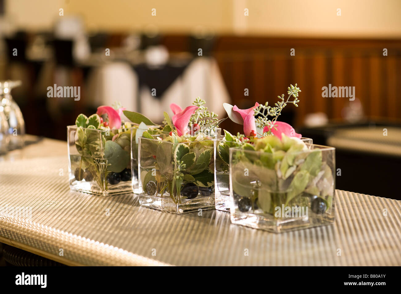 Les petits vases de verre tenant un beau bouquet de fleurs. Banque D'Images