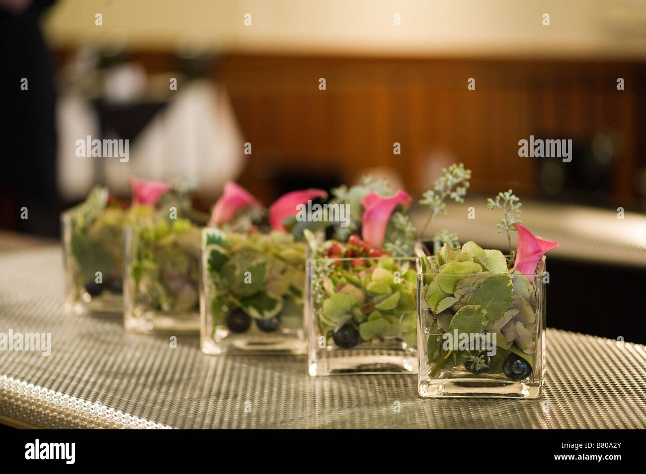 Les petits vases de verre tenant un beau bouquet de fleurs. Banque D'Images