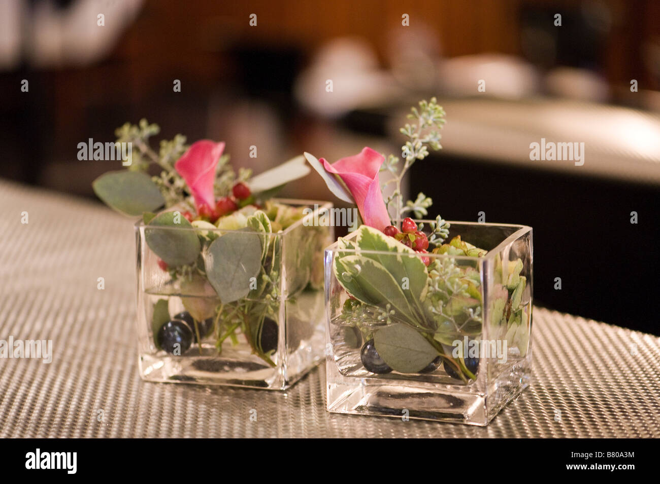 Les petits vases de verre tenant un beau bouquet de fleurs. Banque D'Images
