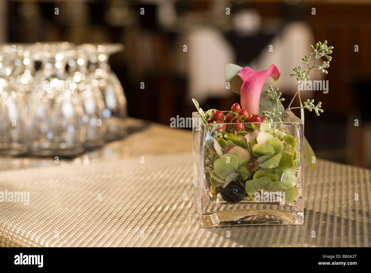 Les petits vases de verre tenant un beau bouquet de fleurs. Banque D'Images