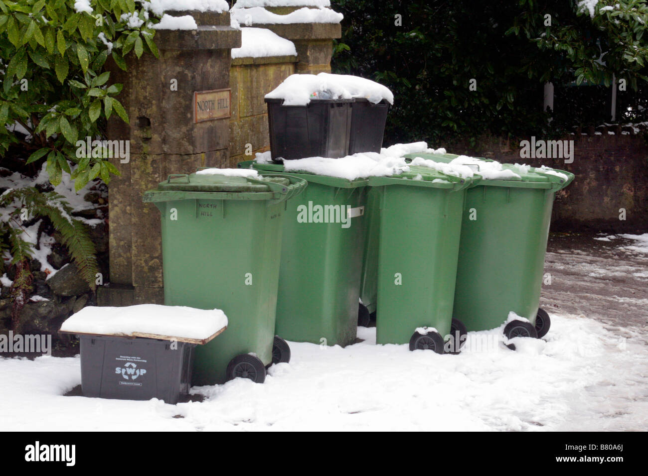 Bacs de recyclage vert collection en attente par une froide journée de l'hiver. Banque D'Images