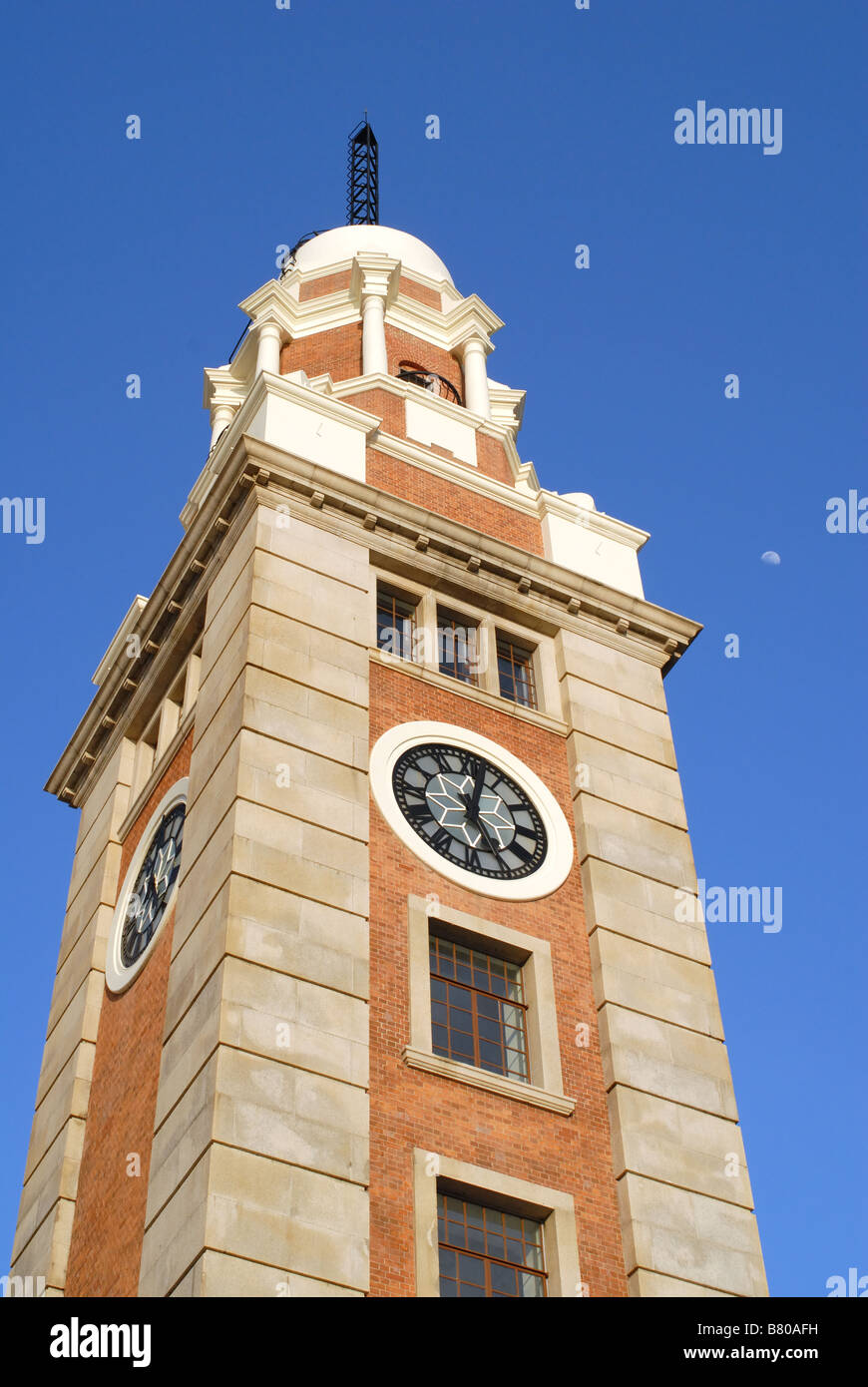 À la recherche jusqu'à la vieille tour de l'horloge de la gare de Kowloon à Hong Kong avec un ciel bleu en arrière-plan Banque D'Images