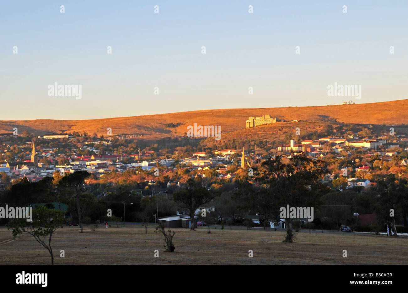 Le soleil d'hiver tôt le matin trois spots icônes culturelles de la ville de Grahamstown, Afrique du Sud Banque D'Images