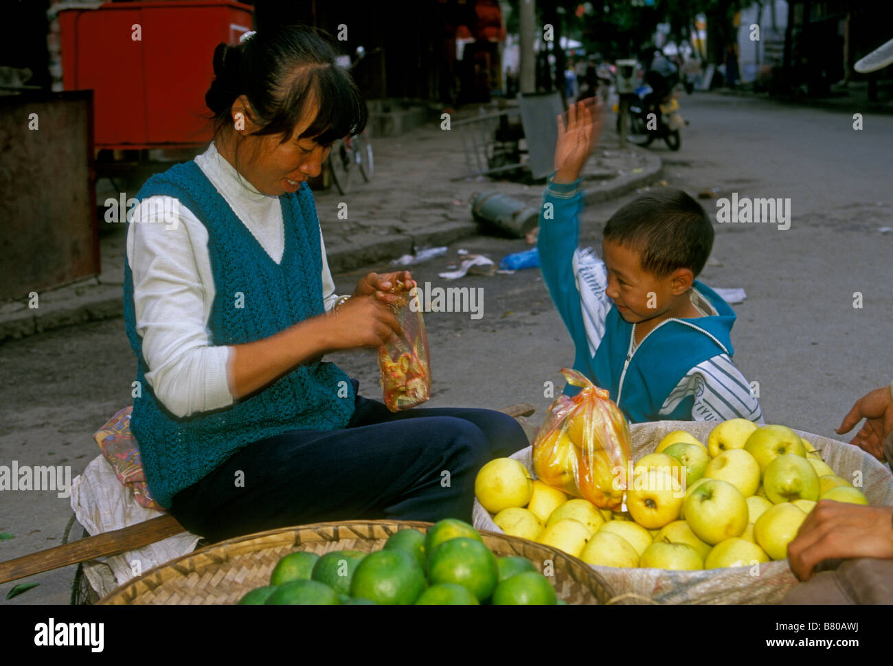 Les gens la mère et le fils du vendeur de rue Dali de la province de Yunnan Chine Asie Banque D'Images