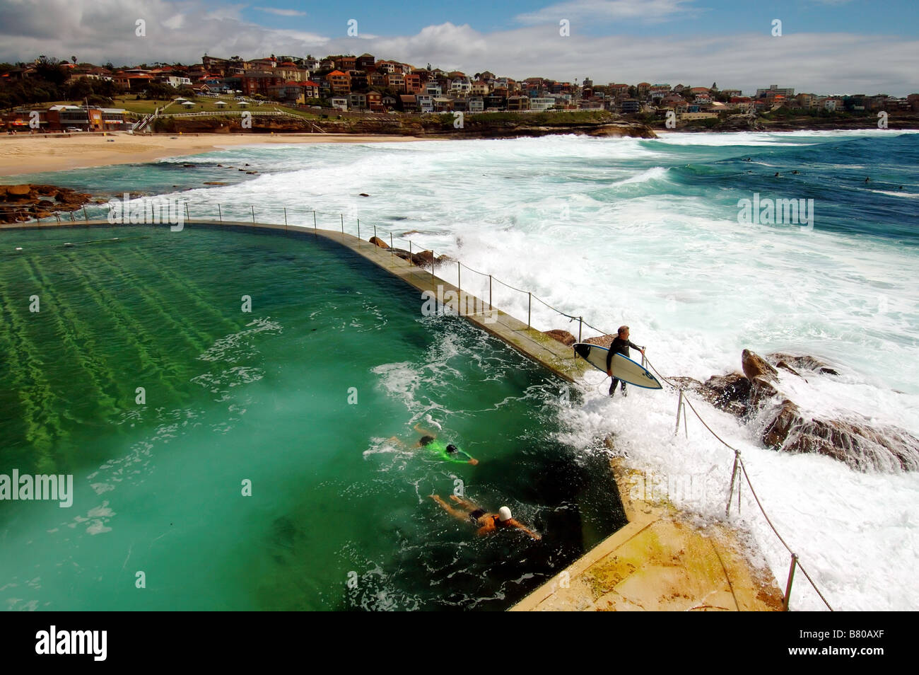 Surfer et nager dans l'océan piscine à Bronte Beach, Sydney, NSW, Australie. Pas de monsieur ou PR Banque D'Images