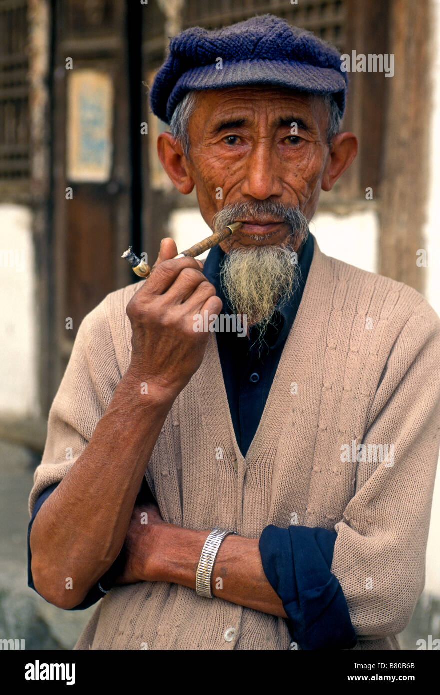 1, l'un chinois, l'homme, l'homme des minorités ethniques, Bai, vieil homme, fumer du tabac, pipe, contact oculaire, vue de face, la mise en forme, de la province de Yunnan, Chine Banque D'Images