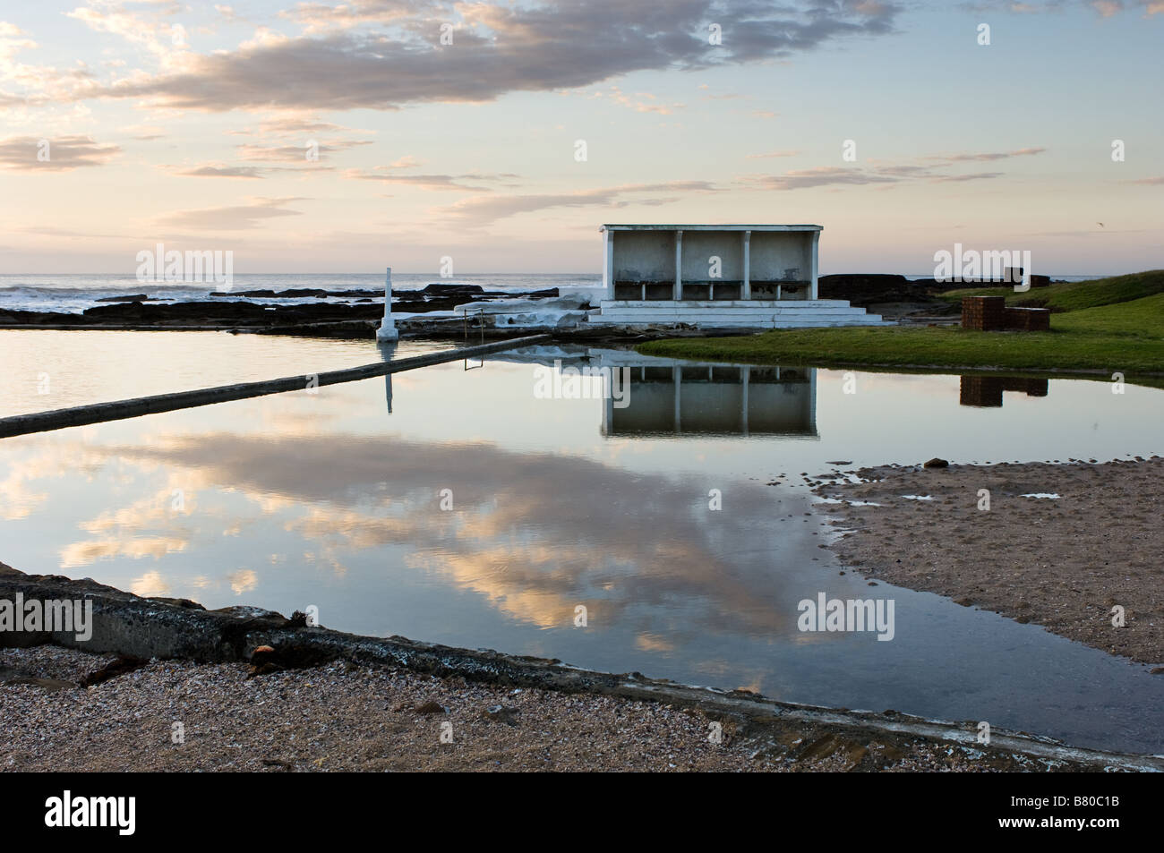 Logement réfléchi sur bassin de marée, Turners Beach, Afrique du Sud Banque D'Images