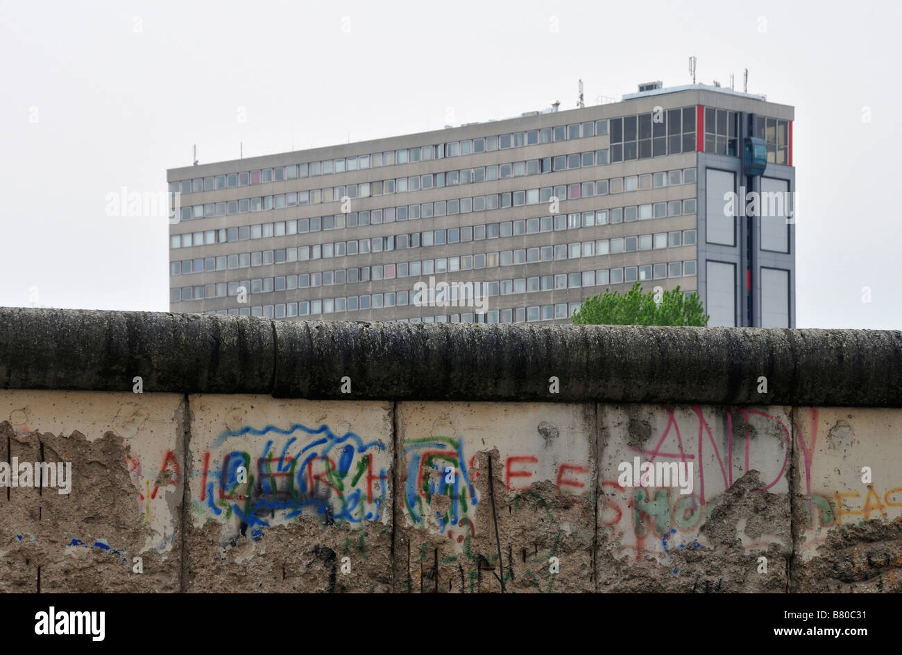 Fragment de l'ancien mur de Berlin (Berliner Mauer) dans la Niederkirchnerstraße, Berlin, Allemagne Banque D'Images