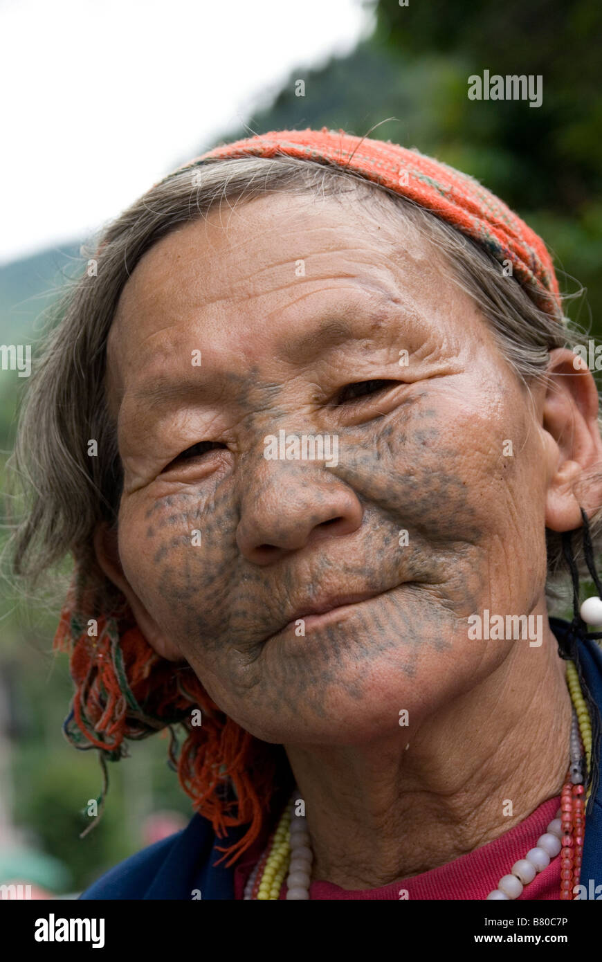 Vieille dame de Dulong peuple minoritaire avec tatouages visage traditionnel, Province du Yunnan, Chine Banque D'Images