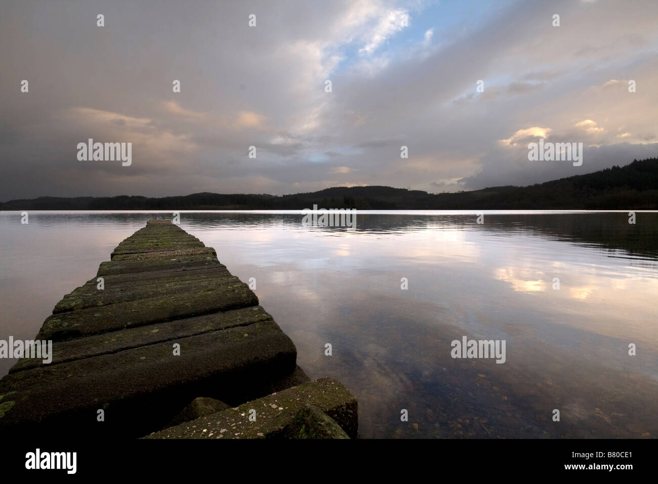 La pierre jetée à Loch Ard, les Trossachs, l'Écosse. Banque D'Images