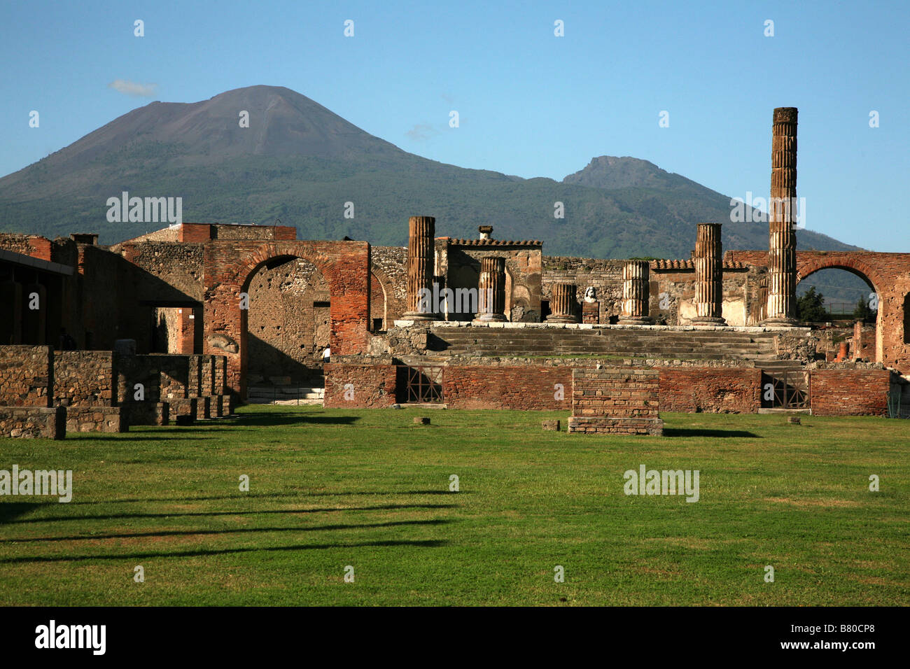 Le Vésuve sur le forum de Pompéi, Italie. Zone archéologique de Pompéi a été inscrit sur la Liste du patrimoine mondial de l'UNESCO Banque D'Images