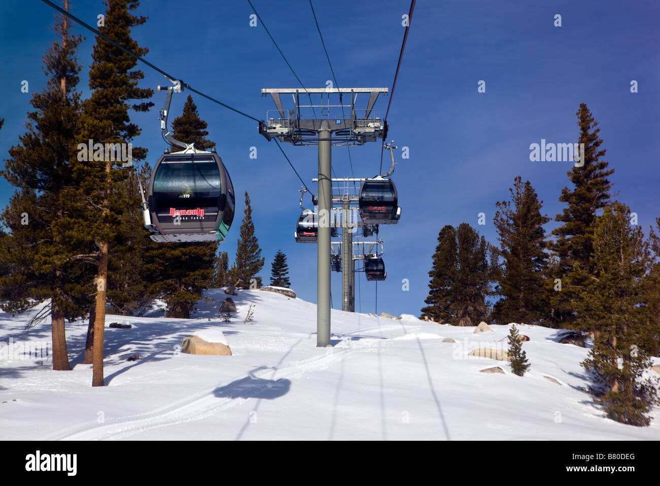 L'Heavenly Gondola à skieurs et snowboards prend jusqu'à la montagne de South Lake Tahoe en Californie Banque D'Images