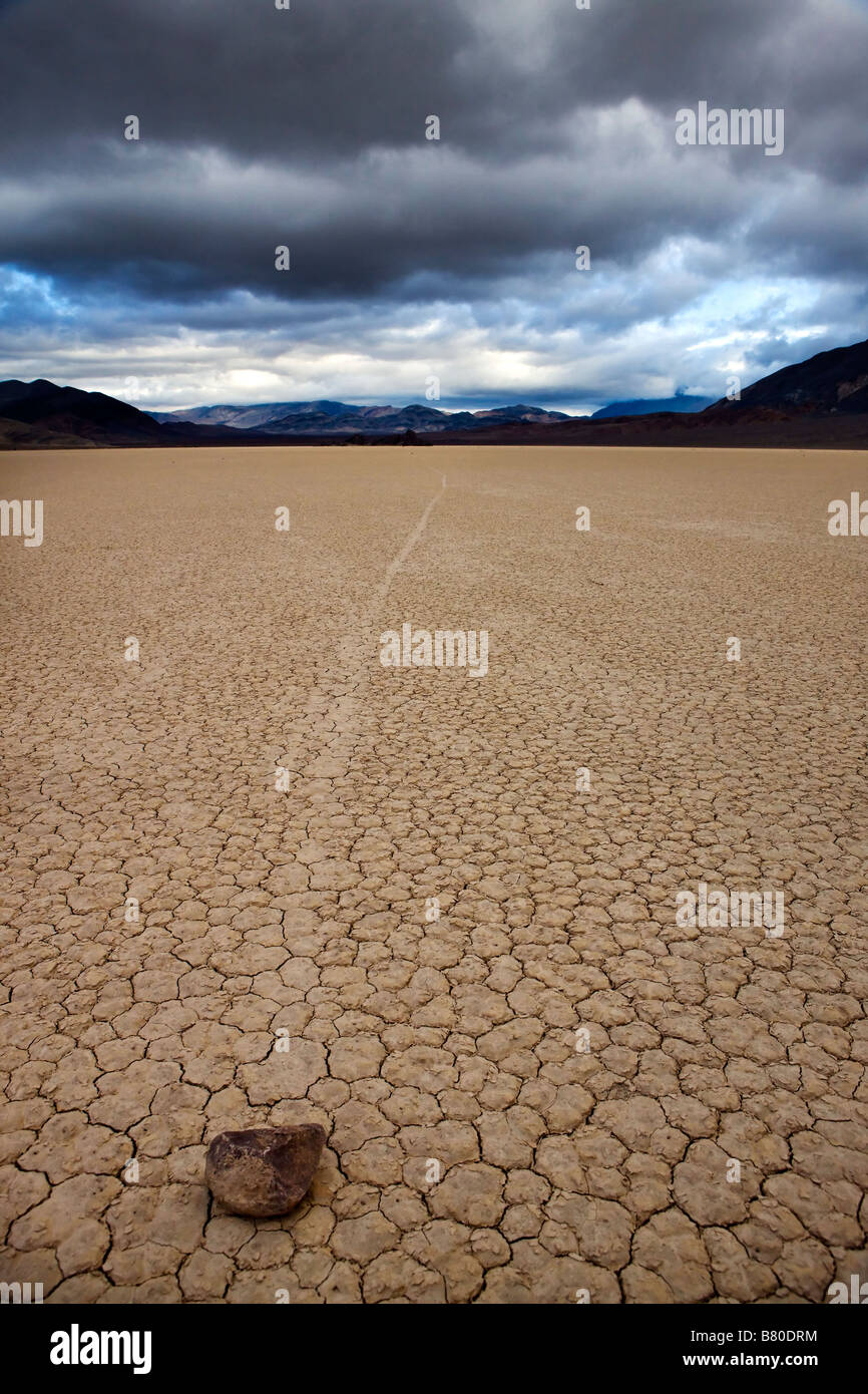 Un mystérieux déménagement d'éboulements avec trail sur le plancher de la boue craquelée Racetrack Playa Death Valley National Park Californie Banque D'Images