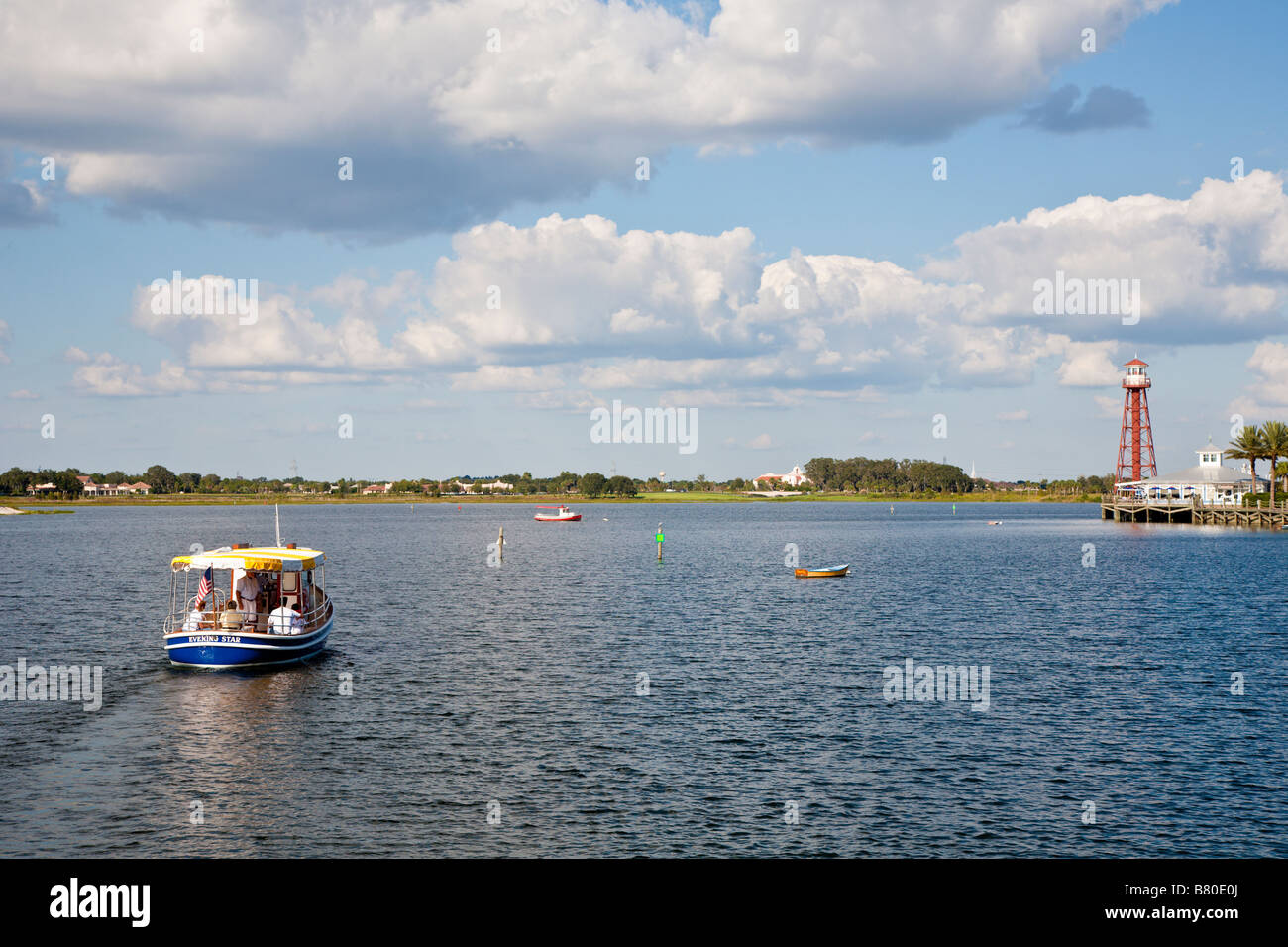 Ferry transporte des passagers sur le lac de cerise dans les villages de la communauté de retraite dans le centre de la Floride, USA Banque D'Images