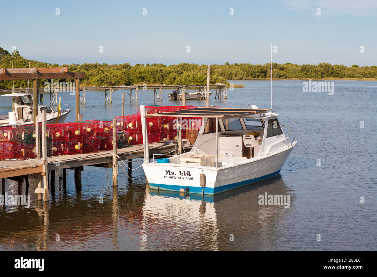 Bateau de pêche commerciale du crabe Mme Lia accoste au quai avec casiers à crabe à Cedar Key, Floride, USA Banque D'Images