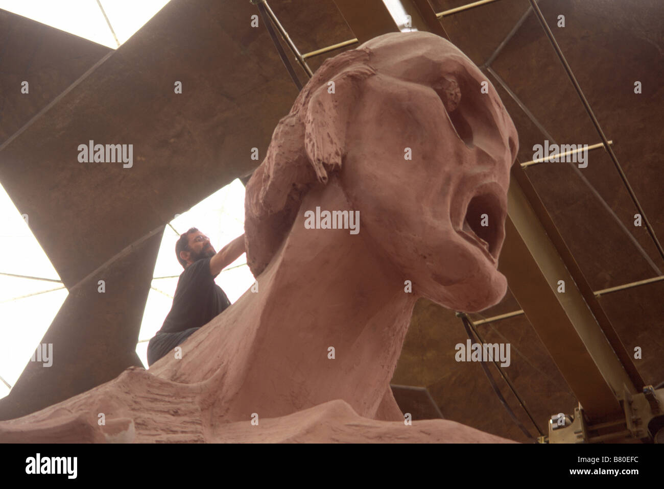 L'Espagne, Grenade. Miguel Ruiz Jimenez travaille sur sa sculpture l'homme voûté (El hombre Arco) à son Pavillon des Arts à Jun. Banque D'Images