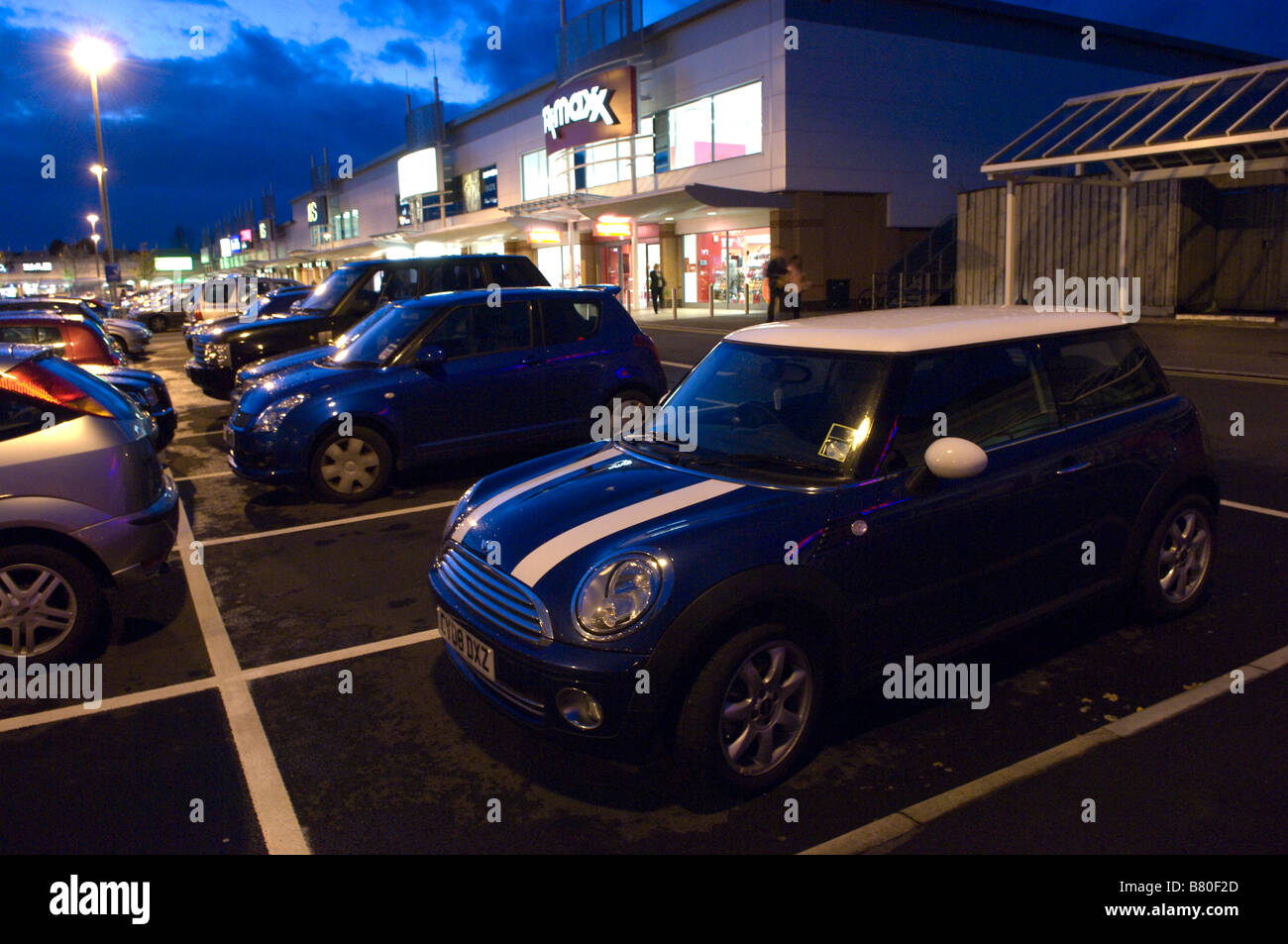 Mini car vu à Trostre Retail Park Llanelli Dyfed Pays de Galles Royaume Uni Europe Banque D'Images