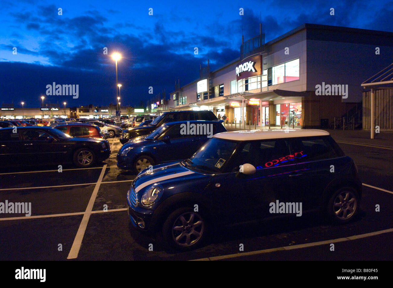 Mini car vu à Trostre Retail Park Llanelli Dyfed Pays de Galles Royaume Uni Europe Banque D'Images