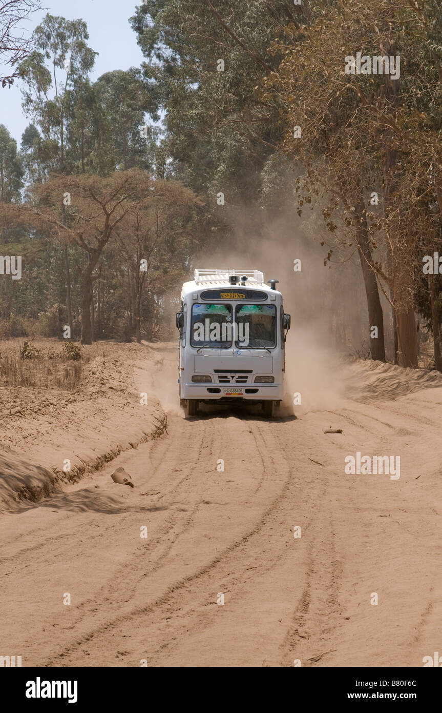 Bus sur une route de sable Parc National de Nechisar Afrique Ethiopie Banque D'Images