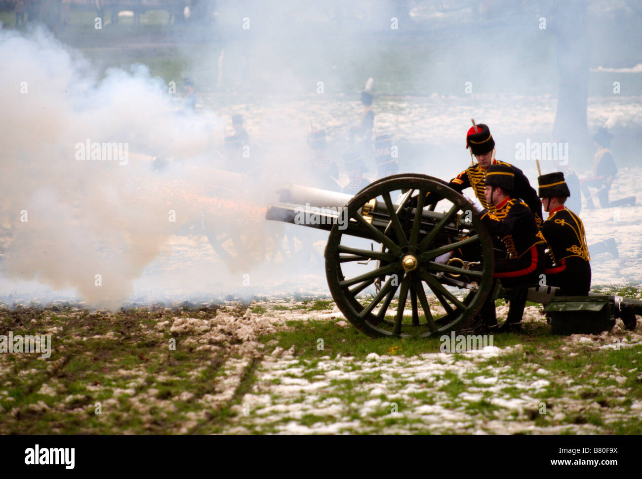 Le Roi 39 Troupe s Royal Horse Artillery effectuant une salve London UK Banque D'Images