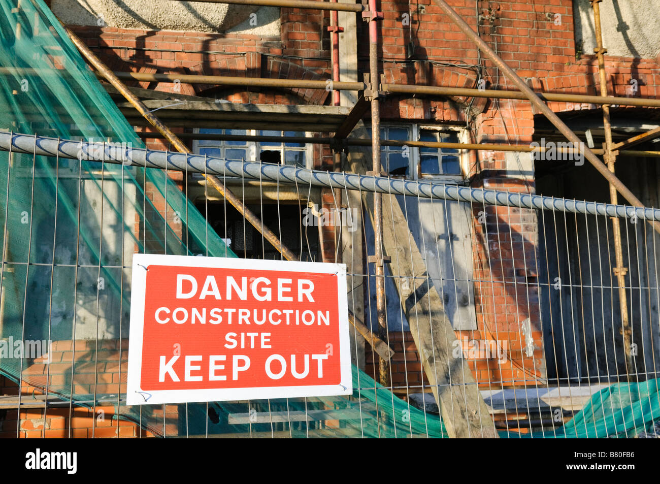 Site de construction d'échafaudages, et l'escrime site avec inscription "danger Site de construction. Tenir hors' Banque D'Images