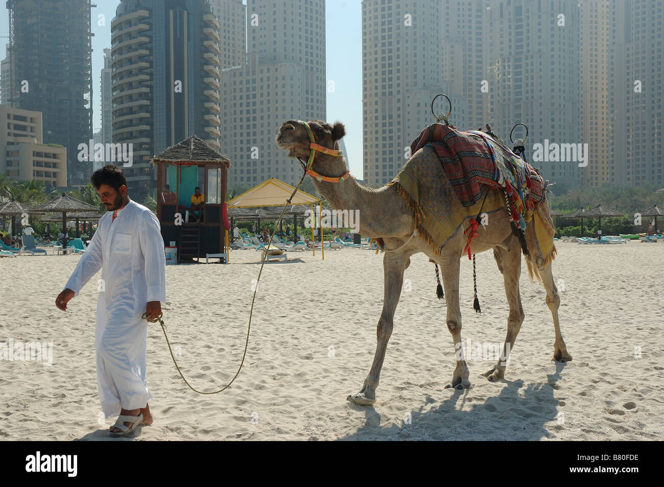 Des promenades en chameau pour sur la plage, l'hôtel Jumeirah, Dubaï, Émirats arabes unis, du golfe Arabique, ÉMIRATS ARABES UNIS, Moyen Orient Banque D'Images