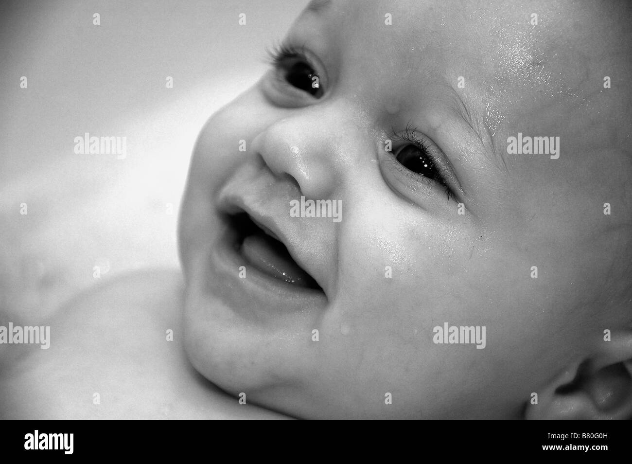 Jolie photo de little baby boy smiling in bath Banque D'Images